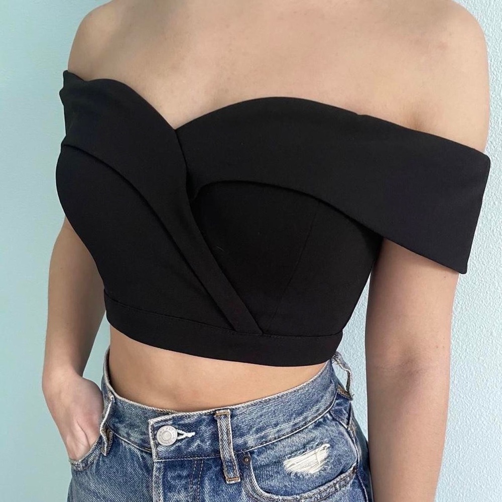 Black, cropped, off the shoulder crop top. Fits like an XS. New but no tags.